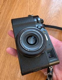 Fujifilm X100V con tanti accessori