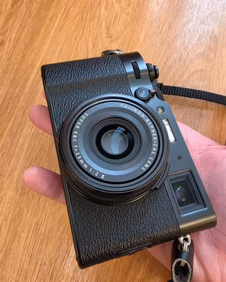 Fujifilm X100V con tanti accessori