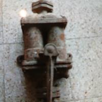 pompa antica non funzionante 