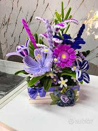 composizione con fiori in filo di ciniglia.