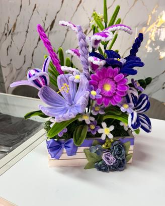 composizione con fiori in filo di ciniglia.