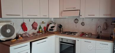 Cucina angolare con elettrodomestici