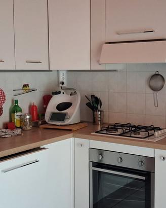 Cucina angolare con elettrodomestici