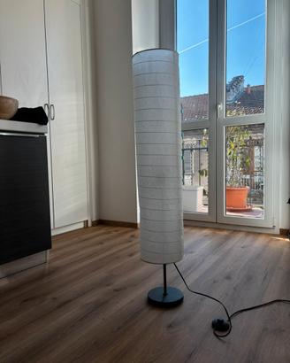 Lampada a terra con carta di riso