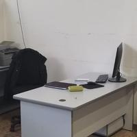 Scrivania ufficio con cassettiera sedia a rotelle