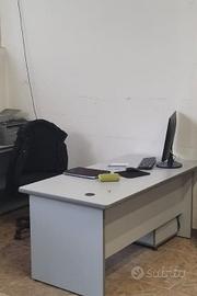 Scrivania ufficio con cassettiera sedia a rotelle