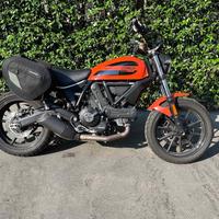 Ducati Scrambler 400 sixty2 accessoriata