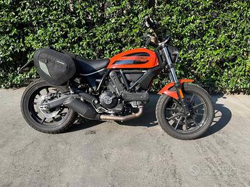 Ducati Scrambler 400 sixty2 accessoriata