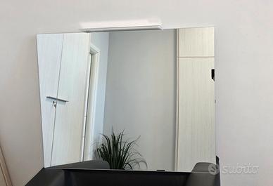 Specchio bagno con luce LED – completo e pronto da