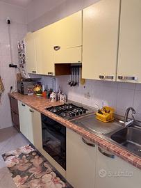 Cucina lineare con elettrodomestici