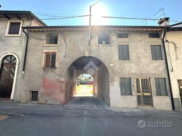 CASA DI CORTE A MONTECCHIO MAGGIORE