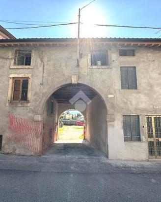 CASA DI CORTE A MONTECCHIO MAGGIORE