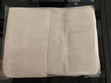 Set asciugamani completi e tappetini