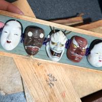 Maschere tradizionali cinesi in argilla vintage