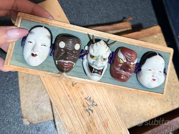 Maschere tradizionali cinesi in argilla vintage