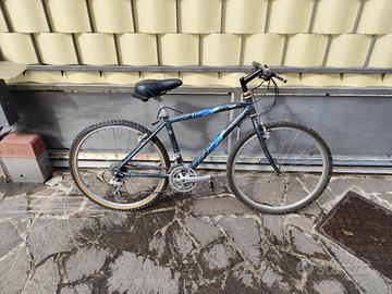 bicicletta Mountain bike 