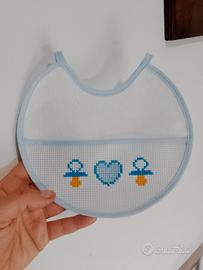 Bavetta neonato ricamata a mano ciucciotti celeste