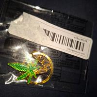 portachiavi con simbolo foglia di marijuana