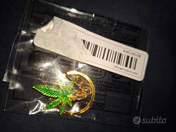 portachiavi con simbolo foglia di marijuana