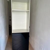 Libreria IKEA con cassetti neri