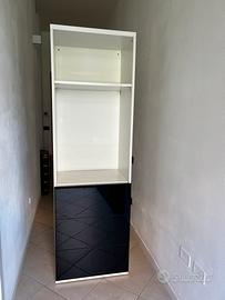 Libreria IKEA con cassetti neri