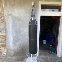 Sacco da boxe con struttura