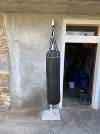Sacco da boxe con struttura