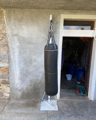 Sacco da boxe con struttura