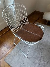 Due sedie bianche con cucino