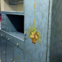 Credenza del 1950 azzura con decori floreali