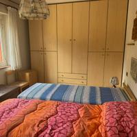 Camera bambini con armadio con ante e cassetti