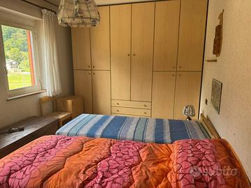 Camera bambini con armadio con ante e cassetti