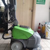Macchina lavapavimenti industriale