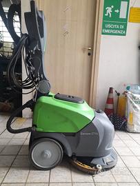 Macchina lavapavimenti industriale