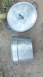 Due pentoloni alluminio cm 50 con un  coperchio
