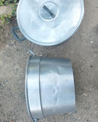 Due pentoloni alluminio cm 50 con un  coperchio