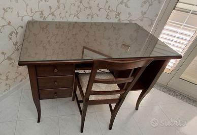 Scrivania classica con sedia