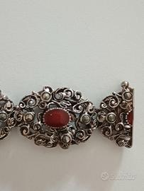 Bracciale vintage antico lavorato con pietre rosse