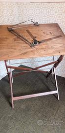 tavolo da disegno in legno con tecnigrafo 