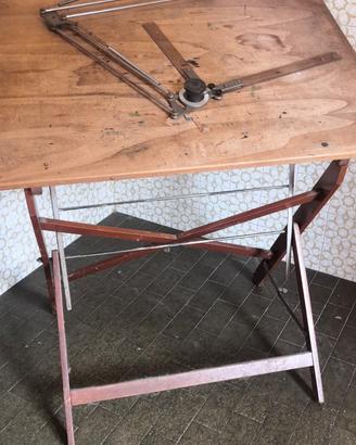 tavolo da disegno in legno con tecnigrafo 
