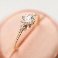 Anello elegante placcato oro con zirconi brillanti