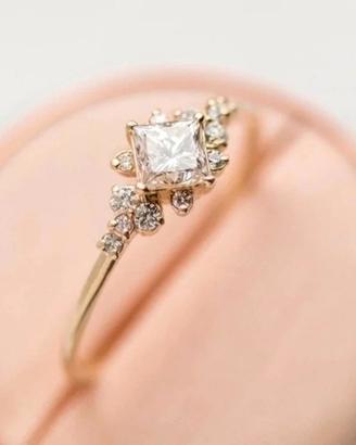 Anello elegante placcato oro con zirconi brillanti
