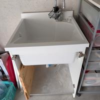 lavatoio con miscelatore e asse in legno