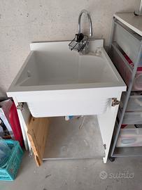 lavatoio con miscelatore e asse in legno