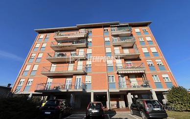 5 LOCALI CON VISTA E BOX AUTO A COSSATO!