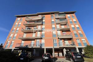 5 LOCALI CON VISTA E BOX AUTO A COSSATO!