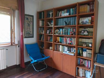 libreria  color noce , perfetta, con scrivania