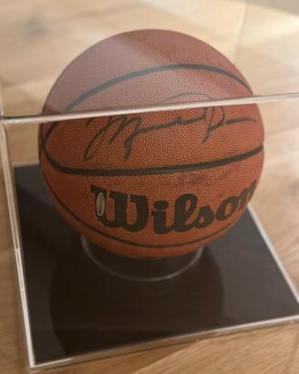 Pallone da basket autografato da Michael Jordan