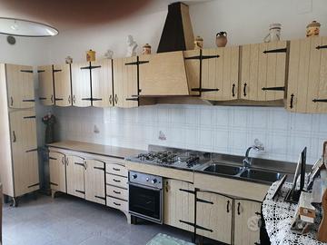 cucina completa di fuochi, gas e lavello