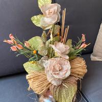 Composizione in plastica con vaso di cristallo